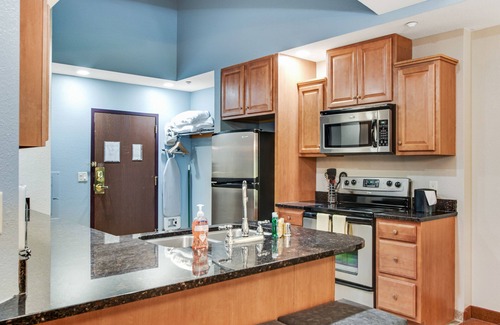 Wisconsin Dells Condo | Ground-floor condo with patio, fireplace, jetted tub, & central AC