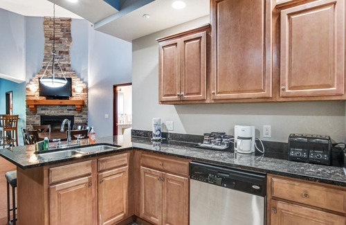 Wisconsin Dells Condo | Ground-floor condo with patio, fireplace, jetted tub, & central AC