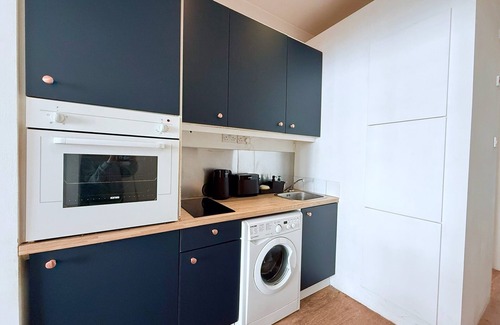 Hanger Hill Apartment | Ground Floor Flat in a Heritage Building. 3 minutes to Euston Station