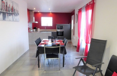 Montagnac House | Ground floor home with modern design, Montagnac