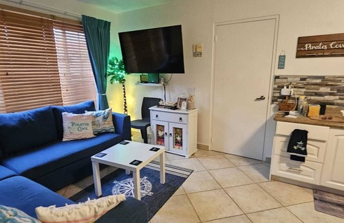 Washington Condo | Ground Floor, Spacious 2 bedroom Ensuites, Corner Unit, Newly Remodeled.