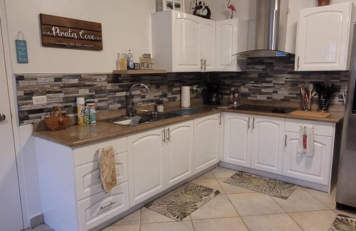 Washington Condo | Ground Floor, Spacious 2 bedroom Ensuites, Corner Unit, Newly Remodeled.