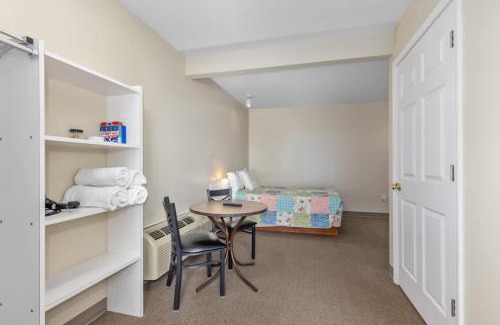 Lake City Hotel | Ground Level Lakeview Room with 1 Double bed suite