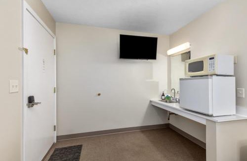 Lake City Hotel | Ground Level Lakeview Room with 1 Double bed suite