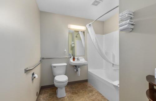 Lake City Hotel | Ground Level Lakeview Room with 1 Double bed suite