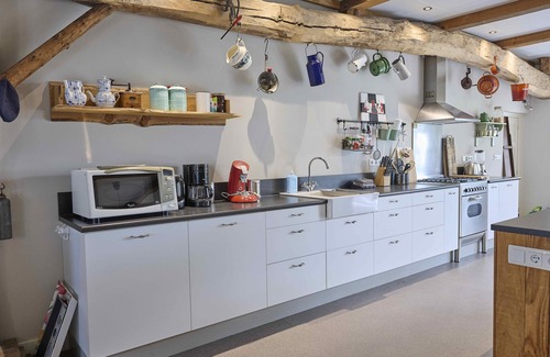 Handel House | Group farmhouse with garden in wooded area