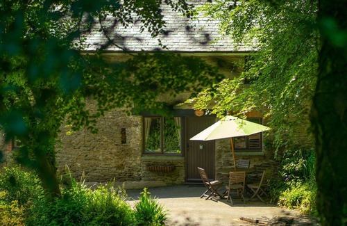 Berrynarbor House | Group friendly, 6-bedroom house, sleeping 12 with onsite swimming pool