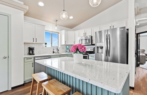 Rapid City House | Group-Friendly Retreat - King Beds, Kitchen, Fenced Yard & Prairie Views