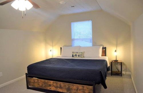 Cullman House | Group Getaway by the Lake: Pet-Friendly Rental with Boat Dock in Picturesque Cullman County