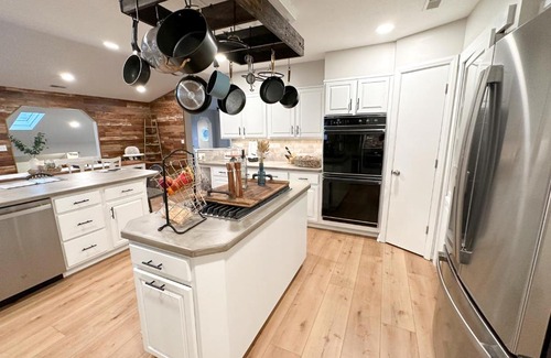Sandusky House | Group House Sleeps 26 THE ATTIC - 2 Miles to Cedar Point