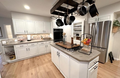 Sandusky House | Group House Sleeps 26 THE ATTIC - 2 Miles to Cedar Point
