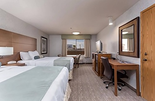 Yuma Hotel | Group Travel! 2 Spacious Units, Pool, Fitness Center and Hot Tub