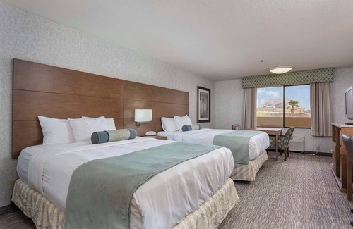 Yuma Hotel | Group Travel! 2 Spacious Units, Pool, Fitness Center and Hot Tub