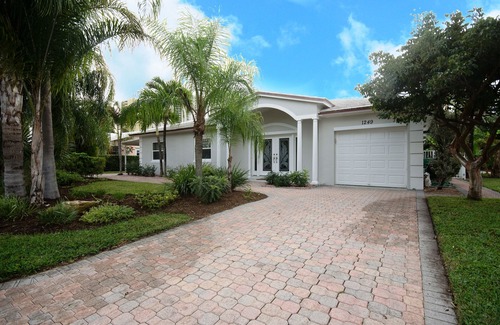 Singer Island House | Groups, Families & Pet Owners Dream! 3min walk to beach & 7min to National Park!