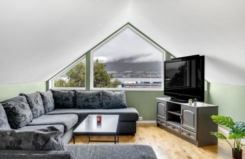 Tromso Apartment | Groups & Family Getaway I FREE Parking