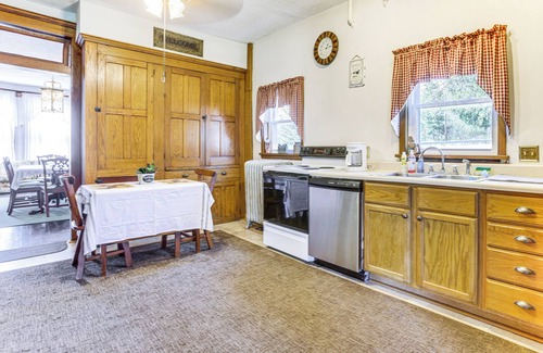 Garrett House | Groups Welcome! Historic Queen Anne Gem in Garrett