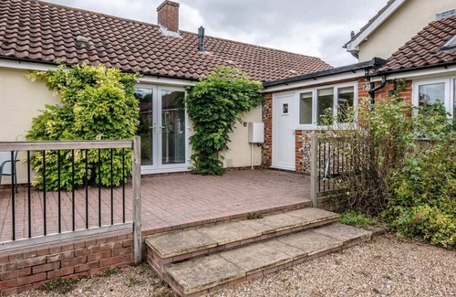 Woodbridge Apartment | Grove Farm Annexe WITH SWIMMING POOL, DALLINGHOO