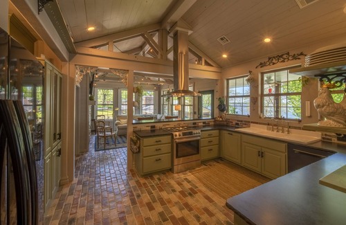Grove House | Grove’s Grandest Lakefront Getaway! TONS OF PARKING!