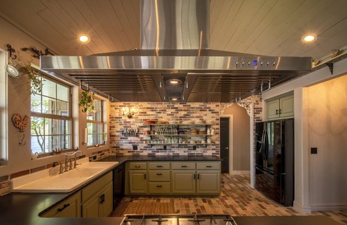 Grove House | Grove’s Grandest Lakefront Getaway! TONS OF PARKING!