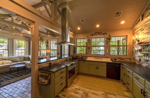 Grove House | Grove’s Grandest Lakefront Getaway! TONS OF PARKING!