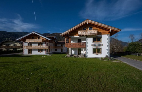 Schoenau am Koenigssee Apartment | Grünstein vacation apartment, 105 m², 3 separate bedrooms, barrier-free bathroom with shower and bathtub, living/dining room, balcony