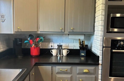 Glenn House | Guest Fav- Cozy Fall Retreat near Saugatuck–Lush Yard, Orchards, Shops, Wineries