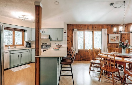 Dillard Cabin | GUEST FAVORITE! Mountain Views, Golf, Hiking, Pickleball, FAMILY & PET Friendly