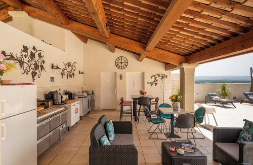 Crillon-le-Brave Apartment | Guest House 'Chambre De La Reine' with Mountain View, Wi-Fi and Air Conditioning