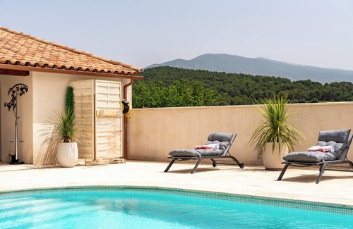 Crillon-le-Brave Apartment | Guest House 'Chambre De La Reine' with Mountain View, Wi-Fi and Air Conditioning