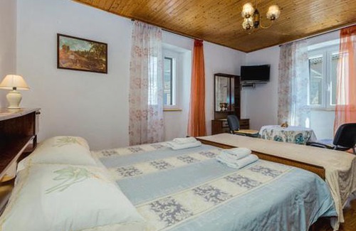 Bale House | Guest House Robert i Mirna
