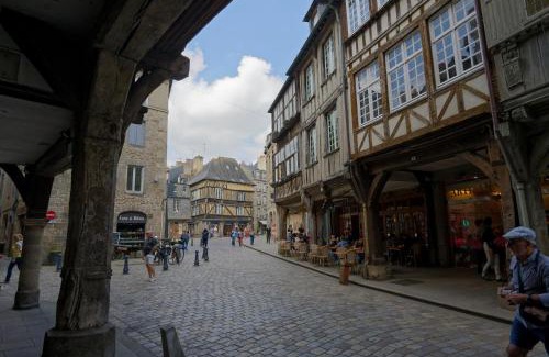Dinan House | Guest House Saint Yves