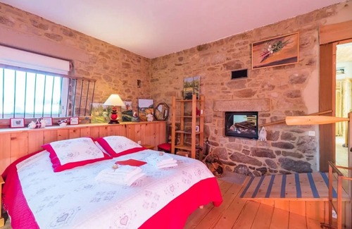 Tonquedec House | Guest House 'Suite Hermine, 38m2 Rez De Jardin' with Shared Garden and Wi-Fi