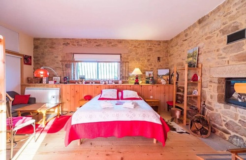 Tonquedec House | Guest House 'Suite Hermine, 38m2 Rez De Jardin' with Shared Garden and Wi-Fi