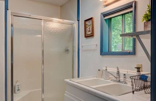 Amazon House | Guest house with grill and parking near UO