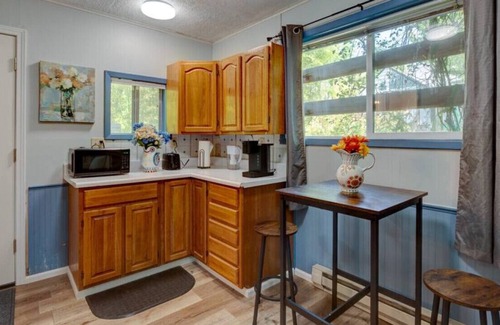 Amazon House | Guest house with grill and parking near UO