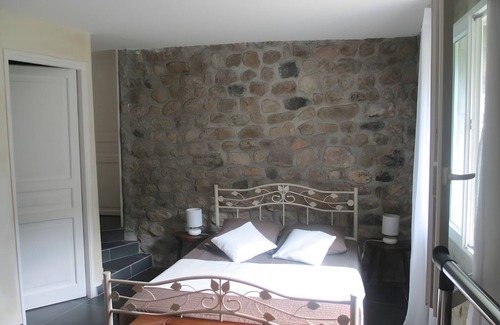 Saint-Julien-Labrousse Bed & Breakfast | Guest Room 'Room 4 – Bleuet' with Shared Pool, Communal Terrace and Wi-Fi