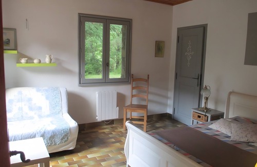 Saint-Julien-Labrousse Bed & Breakfast | Guest Room 'Room 4 – Bleuet' with Shared Pool, Communal Terrace and Wi-Fi