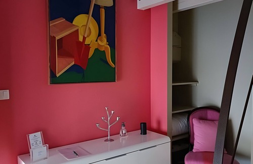 Beaumont-sur-Grosne Bed & Breakfast | Guest Room 'Fuchia' with Shared Pool, Shared Terrace and Wi-Fi