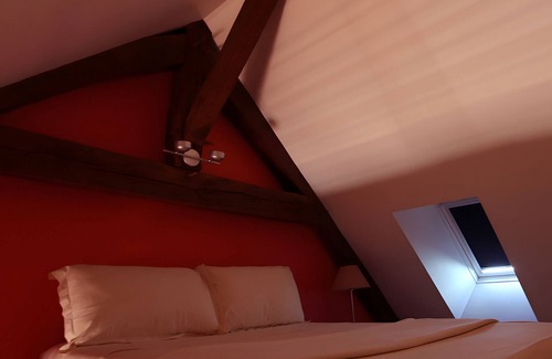 Beaumont-sur-Grosne Bed & Breakfast | Guest Room 'Fuchia' with Shared Pool, Shared Terrace and Wi-Fi