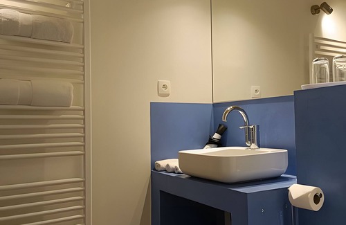 Beaumont-sur-Grosne Bed & Breakfast | Guest Room 'Fuchia' with Shared Pool, Shared Terrace and Wi-Fi