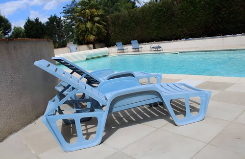 Dame-Marie-les-Bois Bed & Breakfast | Guest Room "Chambre Tourterelle" with Shared Pool, Terraces, and Wi-Fi