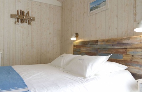 Chateau-d'Olonne Bed & Breakfast | Guest Room 'Le Clos De La Combe - Ile d'Yeu' with Shared Pool, Terrace and Wi-Fi