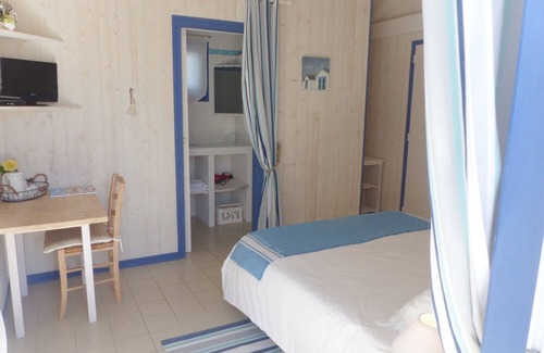 Chateau-d'Olonne Bed & Breakfast | Guest Room 'Le Clos De La Combe - Ile d'Yeu' with Shared Pool, Terrace and Wi-Fi