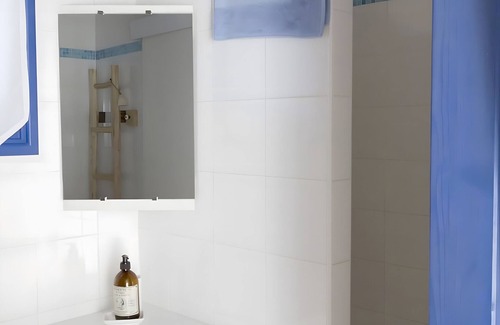 Chateau-d'Olonne Bed & Breakfast | Guest Room 'Le Clos De La Combe - Ile d'Yeu' with Shared Pool, Terrace and Wi-Fi