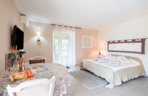 La Gaude Bed & Breakfast | Guest Room 'Proche De Nice' with Sea View, Wi-Fi and Air Conditioning