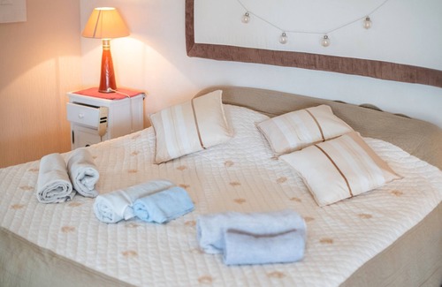 La Gaude Bed & Breakfast | Guest Room 'Proche De Nice' with Sea View, Wi-Fi and Air Conditioning