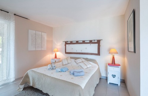La Gaude Bed & Breakfast | Guest Room 'Proche De Nice' with Sea View, Wi-Fi and Air Conditioning
