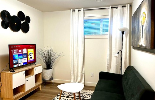 West Edmonton Apartment | Guest Suite in West Edmonton I WEM 10 Minutes I Rivercree Casino 3 Minutes