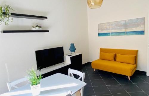 Salerno Apartment | GuestHost - Cosy Flat with Sea View Balcony
