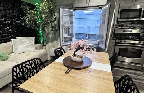 Colton House | Guesthouse— Private jacuzzi— Perfect Getaway